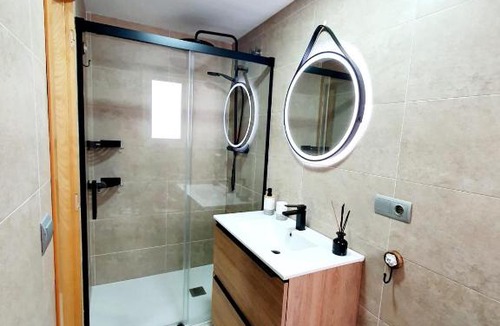 Benicassim House | Benicassim SunHouse - habitación doble - baño privado