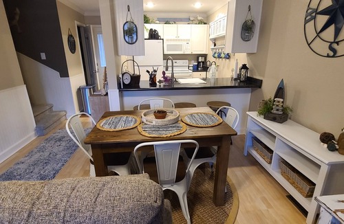 Fairfield Bay Condo | Benjamin's by the lake/nWalk to cool pool