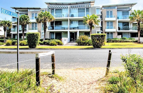 Hawks Nest Apartment | Bennett’s by the Beach - Direct beach access – footsteps away