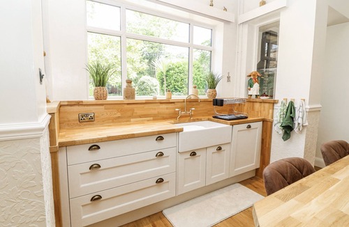 Ridgeway Cottage | BENTFIELD HOUSE, pet friendly, with open fire in Whiston