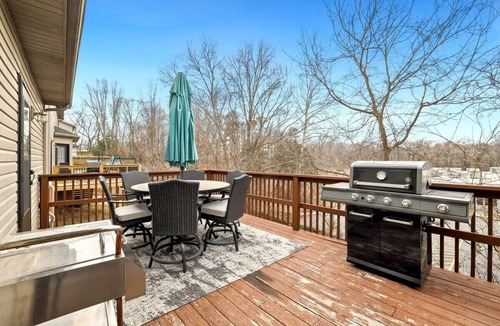 Bentonville House | Bentonville Abode - MTB Friendly - 2 Mi to DT