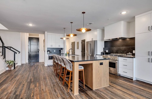 Castleberry Hill Apartment | Benz View Penthouse w Rooftop, Secure Parking
