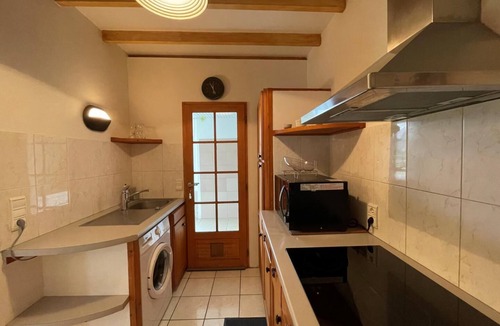 Laroin House | Beratarbide - Laroin