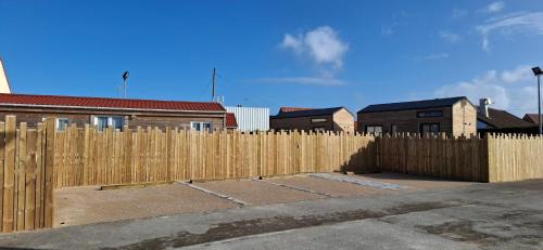 Berck-sur-Mer Ski Chalet | BERCK-PLAGE - Location saisonnière Tiny House insolite - 4 hébergements atypiques avec terrasse privée, proche mer, parking privé et gratuit, idéal weekend romantique, vacances en famille ou groupe