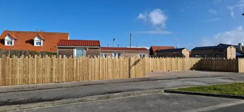Berck-sur-Mer Ski Chalet | BERCK-PLAGE - Location saisonnière Tiny House insolite - 4 hébergements atypiques avec terrasse privée, proche mer, parking privé et gratuit, idéal weekend romantique, vacances en famille ou groupe