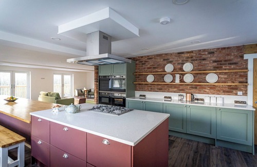 Farley Cabin | Beresford; woodland lodge for 18 w/hot tubs, games, log burner nr Alton Towers