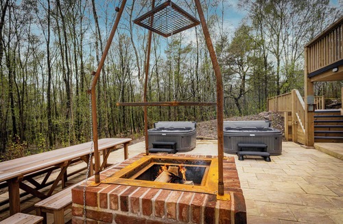 Farley Cabin | Beresford; woodland lodge for 18 w/hot tubs, games, log burner nr Alton Towers