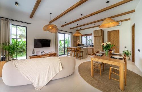 Petulu Villa | Bergamo by DH - Palm Tree Escape with Pool & Spacious Patio