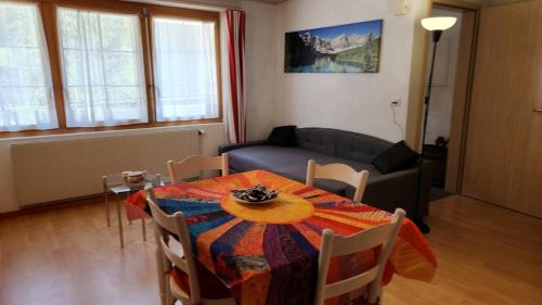 Kandersteg Apartment | Bergblick, maximal 4 Personen, Küche, Balkon, Parkplatz