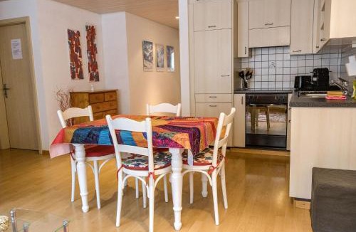 Kandersteg Apartment | Bergblick, maximal 4 Personen, Küche, Balkon, Parkplatz