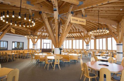 Laax Hostel | Berghaus Nagens- Nur mit der Gondelbahn Erreichbar