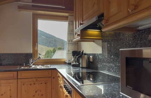 Klosters-Serneus Apartment | Bergparadies im Laub B5 3½-Zimmerwohnung by Interhome
