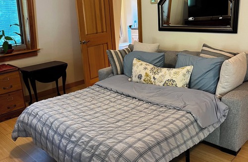 Hinsdale House | Berkshire Ashmere Lake lodging. Quiet room, Fantastic sunsets.