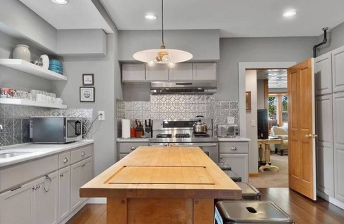 Lee House | Berkshire House Stay: 5BR/5BA