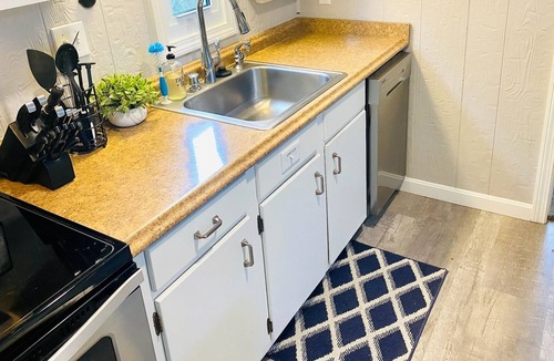 Hinsdale Cottage | Berkshires - Charming Lakefront Cottage