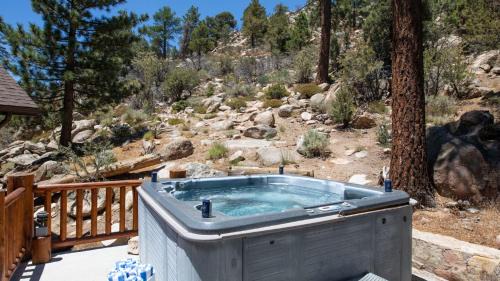 Eagle Mountain Estates House | Bernard by AvantStay Luxurious Cabin in Big Bear w Hot Tub Pool Table