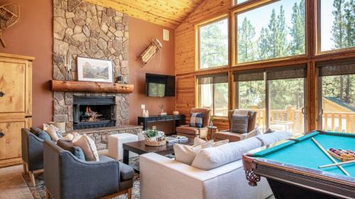 Eagle Mountain Estates House | Bernard by AvantStay Luxurious Cabin in Big Bear w Hot Tub Pool Table