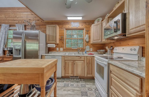 Young Harris Cabin | Berrey Patch-Creek Front-Firepit- Pet Friendly