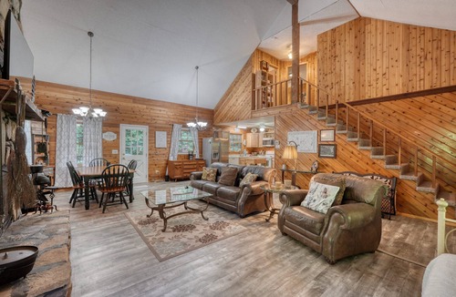 Young Harris Cabin | Berrey Patch-Creek Front-Firepit- Pet Friendly