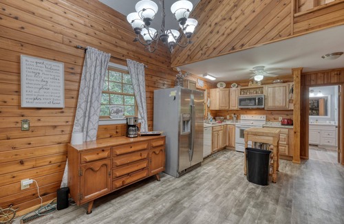 Young Harris Cabin | Berrey Patch-Creek Front-Firepit- Pet Friendly