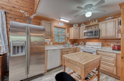 Young Harris Cabin | Berrey Patch-Creek Front-Firepit- Pet Friendly