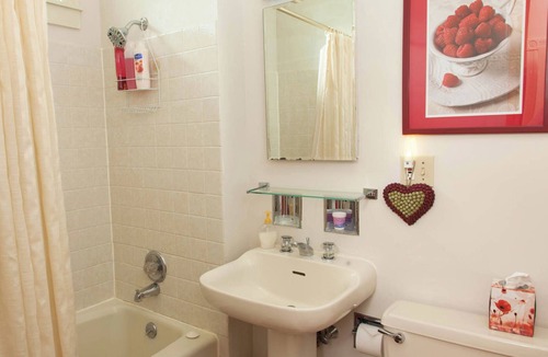 Burlington Bed & Breakfast | "Berry Patch" @ Squirrel's Nest B&B, LLC