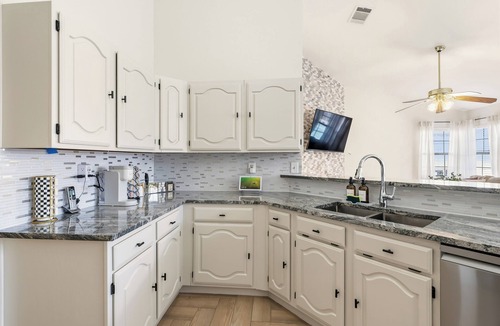 Garland House | Berrywood Stay/Pool + Fire Pit + Foosball
