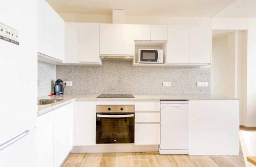 Besalu Apartment | Besalu 1-1 Brand new apt with AC & views on square