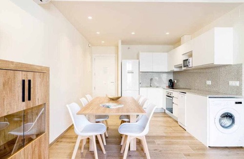 Besalu Apartment | Besalu 1-1 Brand new apt with AC & views on square