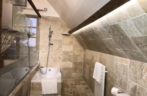 Barbizon Bed & Breakfast | Besharat Gallery & Museum