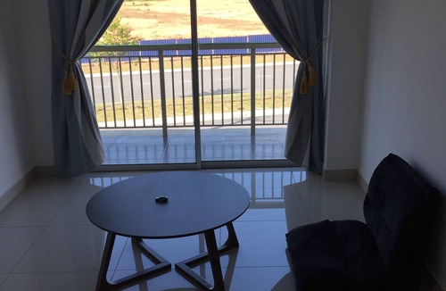 Daerah Kulai House | Beside Airport and Jogging Park . Sun and garden therapy