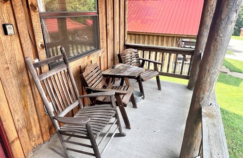 Mountain View Cabin | Best Catch #49 Cabin in town, walking distance to the courthouse square.