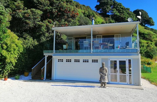 Kawhia Cottage | Best deck in Aotea, designed for your relaxation