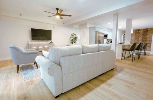 Downtown Apartment | Best Downtown Lexington location! + free parking