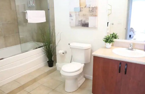 Dearborn Apartment | Best King Bed|Work Remote|Smart TV|W/D|100Mbps