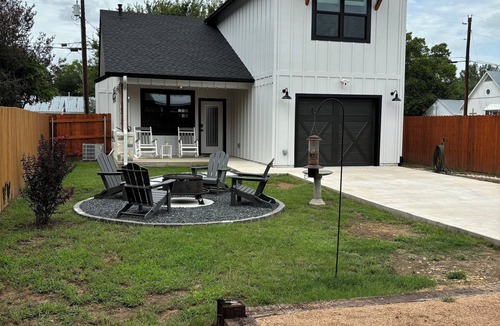Bastrop House | Best Little Farmhouse in Bastrop