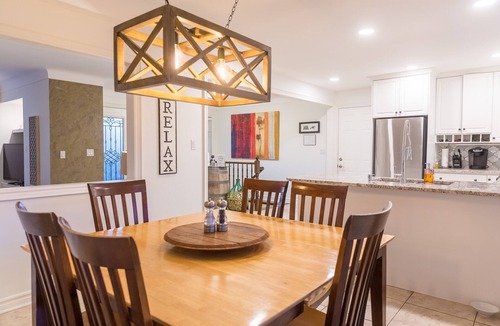 Virgil House | Best Location in NOTL, Steps away from everything! Vineyard Views!