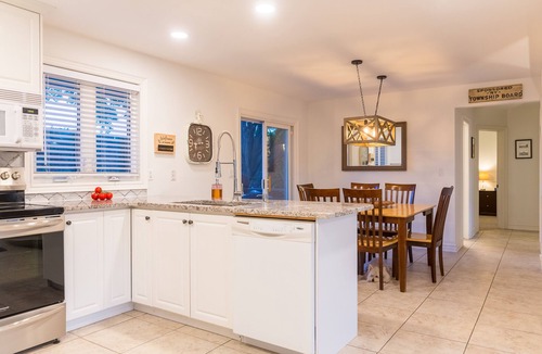 Virgil House | Best Location in NOTL, Steps away from everything! Vineyard Views!