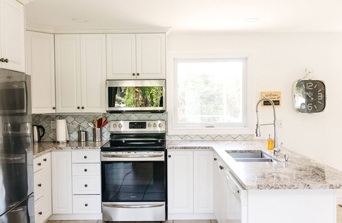 Virgil House | Best Location in NOTL, Steps away from everything! Vineyard Views!