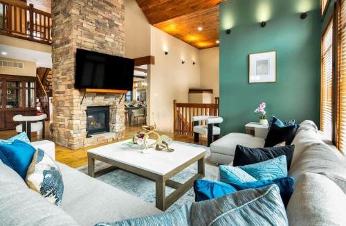 The Blue Mountains House | Best Location Chalet Walk to Village-Ski in Ski out Extra Large Hottub