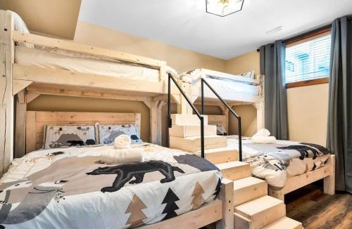 The Blue Mountains House | Best Location Chalet Walk to Village-Ski in Ski out Extra Large Hottub