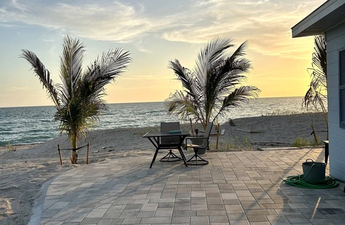 Englewood Cottage | Best Location on Manasota Key, Cottage Sleeps 3, Kayaks and Wi-Fi