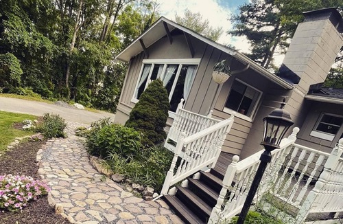 Cross Keys House | BEST location, private, close to all!