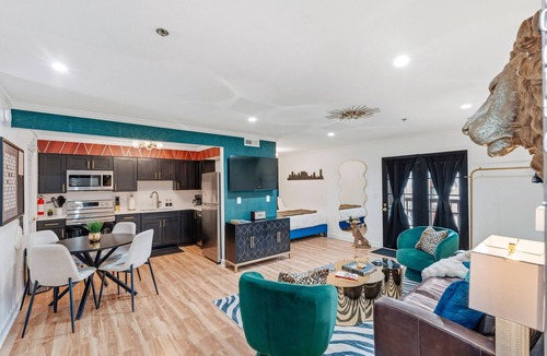 Rutledge Hill Condo | Best Location! Walk to Broadway & Downtown! Balcony-2 Car Parking-Laundry-Wi-fi