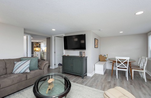 Lynn Center House | Best Mississippi River Views! Fully updated riverfront home. Sleeps 6.