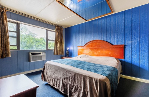 Woodlawn Hotel | Best Motel By OYO Chicago I-90
