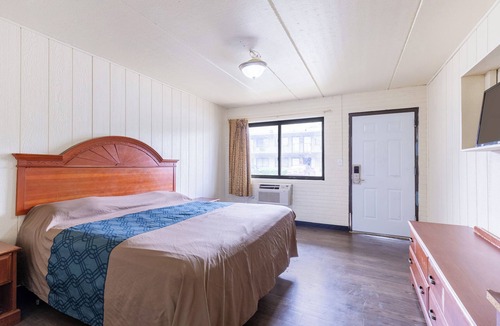 Woodlawn Hotel | Best Motel By OYO Chicago I-90