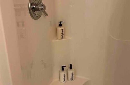 Daniels Hill Apartment | Best of My Love | CA King Size Bed+ | Sleeps 2-4