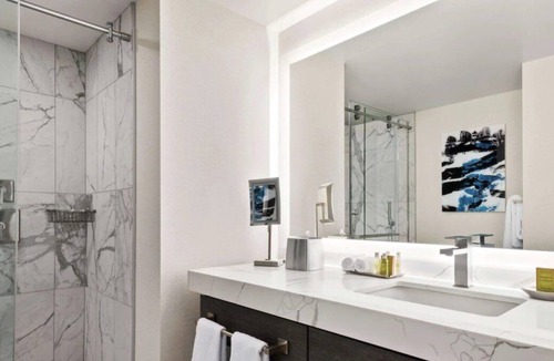 Streeterville House | Best Place to Stay in Chicago! 4 Comfortable Units, Outdoor Pool, Parking