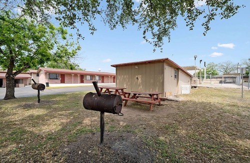 Beeville House | Best Place to Stay in Texas! 4 Convenient Units, Pets Allowed, Free Parking